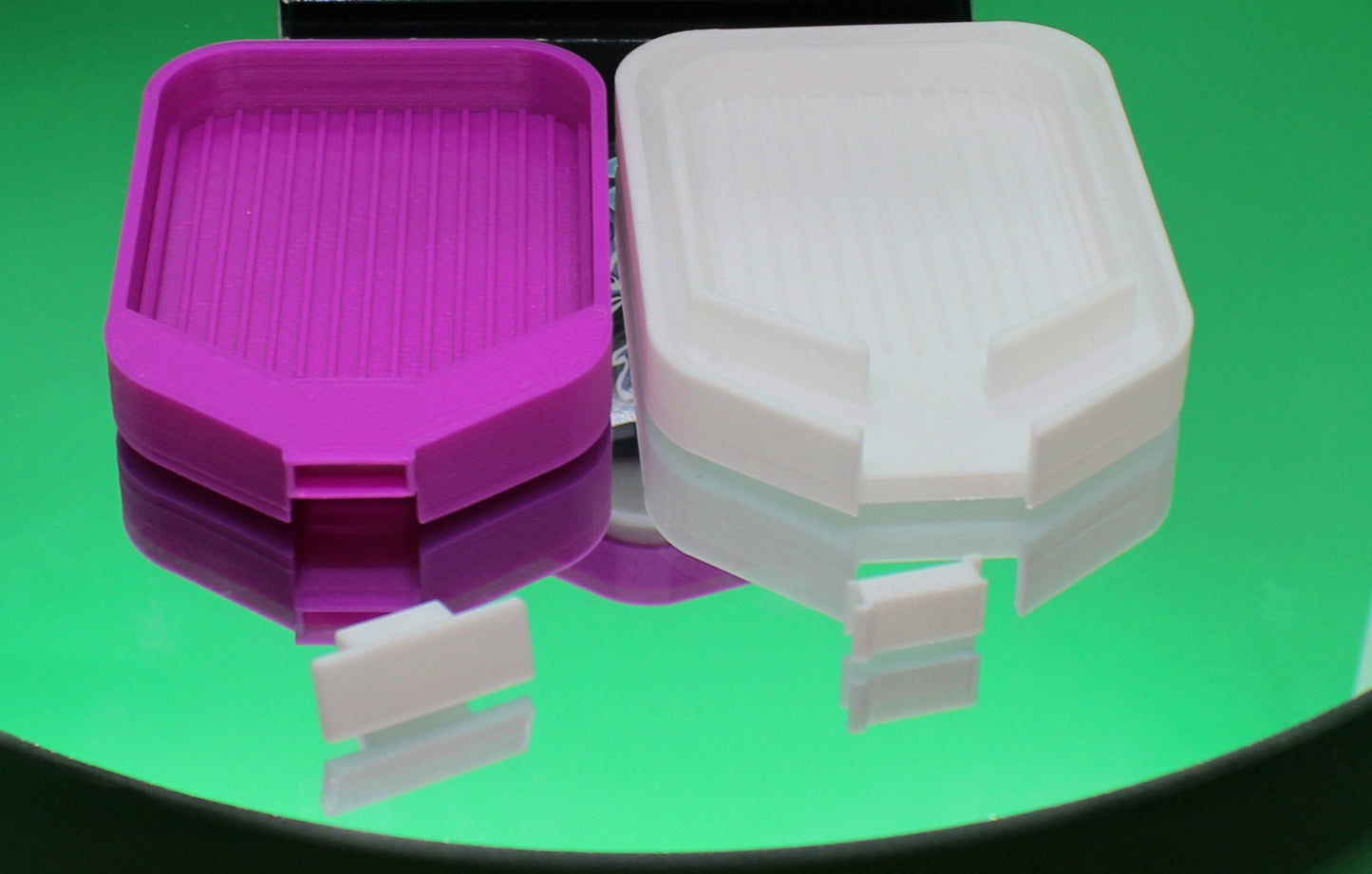 Dubbillz Diamond painting tray features two trays in one with two stoppers and a lid